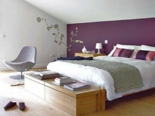bout lit sol bois mur violet chambre coucher