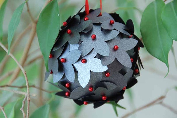 bricolage-Noël-papier-fleures-papier-noires-verroterie-rouge