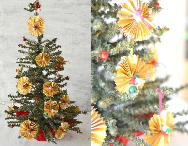 bricolage-Noël-papier-ornements-papier-plissé-jaune bricolage de Noël