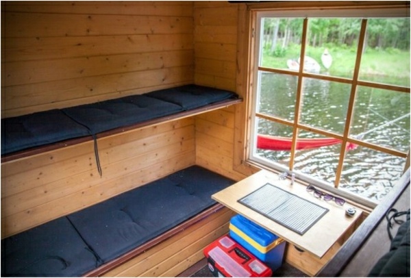 cabine sur houseboat murs bois petit bureau
