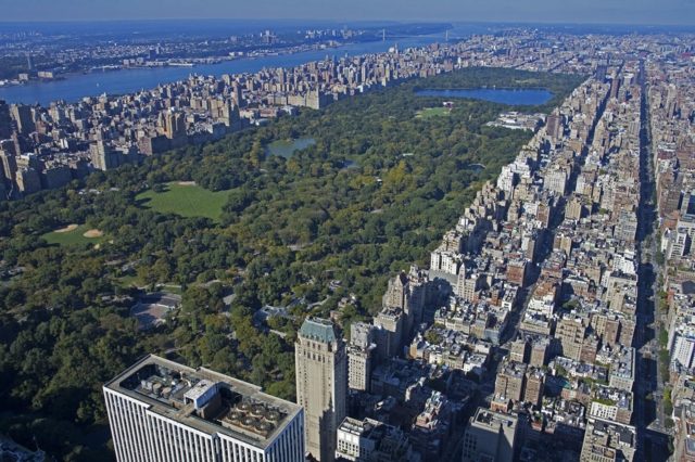 Le beau paysage new-yorkais très connu bâtiment haut résidence vue