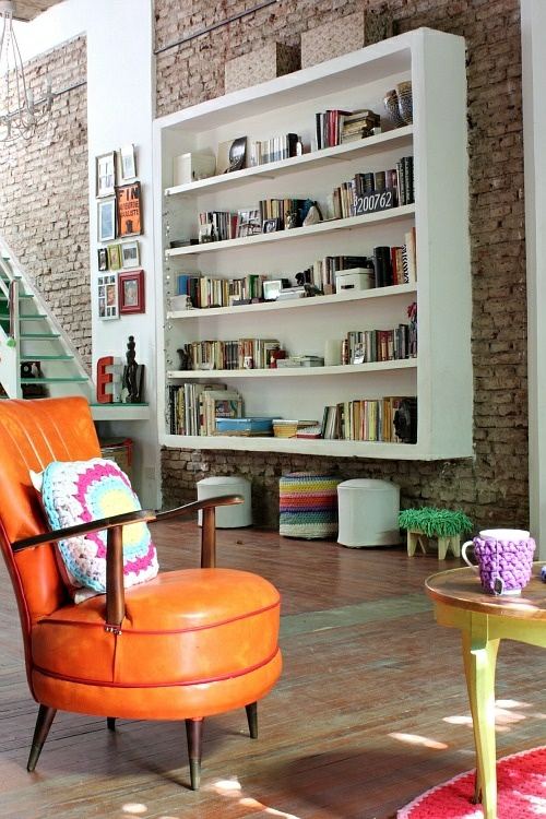 chaise orange meuble rangement livres blanc