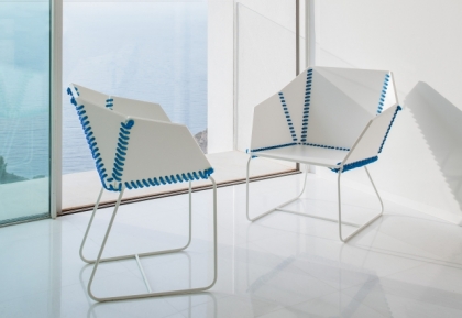 chaises-design-Textile-Gandia-Blasco-blanches-accents-bleus