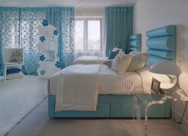 chambre-ado-fille-idée-originale-linge-lit-décoration-couleur-blanche-bleue