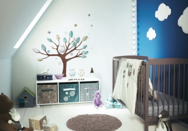 chambre bleue marron maison verte idée aménagement chambre de bébé tapis de sol marron