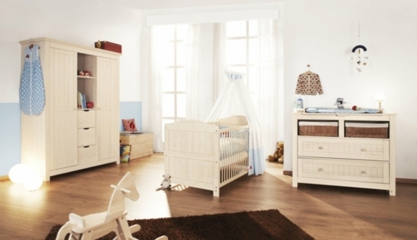 idée déco bébé chambre enfant garde-robe blanche bois tapis de sol marron placard lit de bébé en bois et blanc