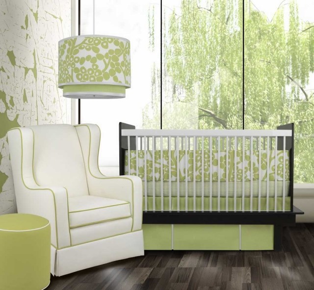 chambre-bébé-fille-literie-lampe-murs-vert-pâle-blanc