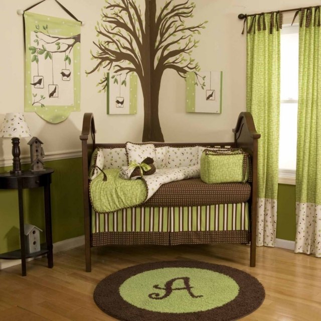 chambre-bébé-fille-mur-vert-anis-blanc-rideaux-verts-literie-vert-marron chambre bébé fille