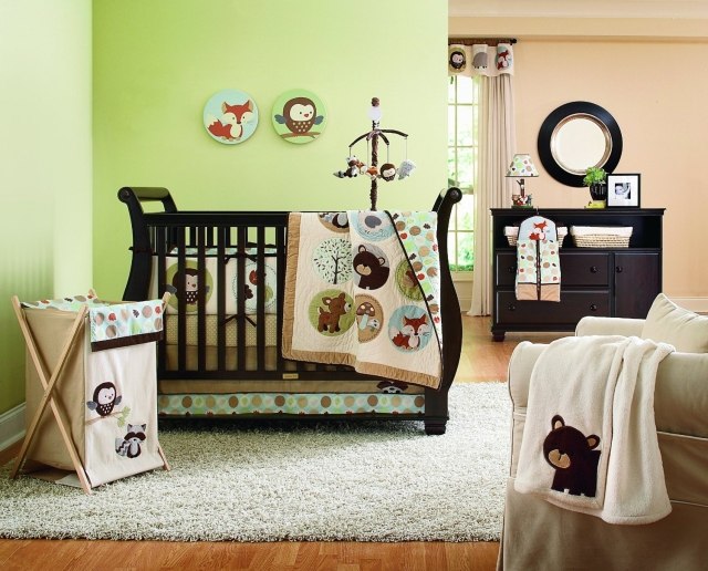 chambre-bébé-fille-mur-vert-pâle-mobilier-bois-sombre chambre bébé fille