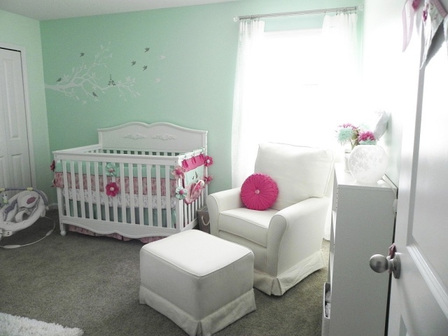 chambre-bébé-fille-murs-vert-eau-mobilier-élégant-blanc chambre bébé fille