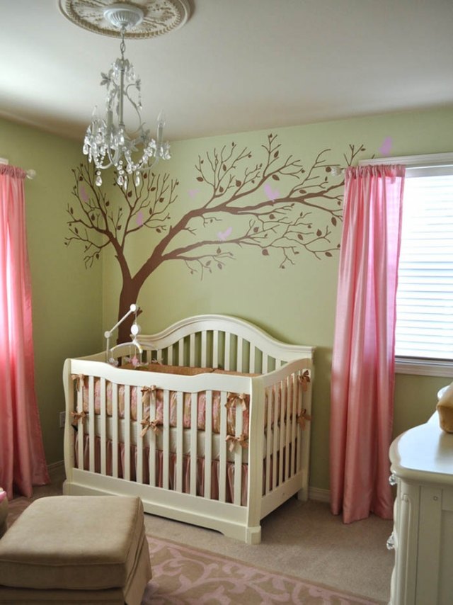 chambre-bébé-fille-murs-vert-pâle-sticker-muraux-arbre-marron-rideaux-roses