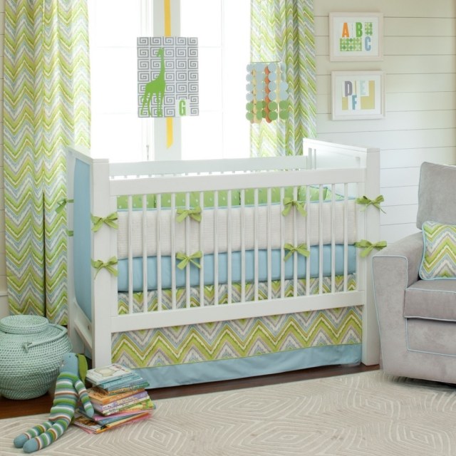 chambre-bébé-fille-rideaux-literie-vert-pâle-bleu-clair-rubans-verts chambre bébé fille