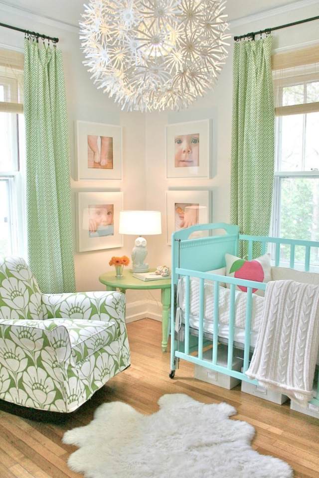 chambre-bébé-fille-rideaux-vert-pâle-fauteuil-vert-motifs-floraux-blancs chambre bébé fille