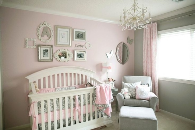 chambre-bébé-fille-rose-gris-lit-bébé-blanc-fauteuil-gris-clair-lustre-élégant