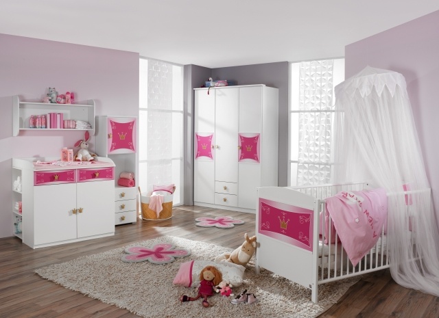 chambre-bébé-fille-rose-gris-lit-bébé-blanc-mur-gris-accents-roses chambre bébé fille