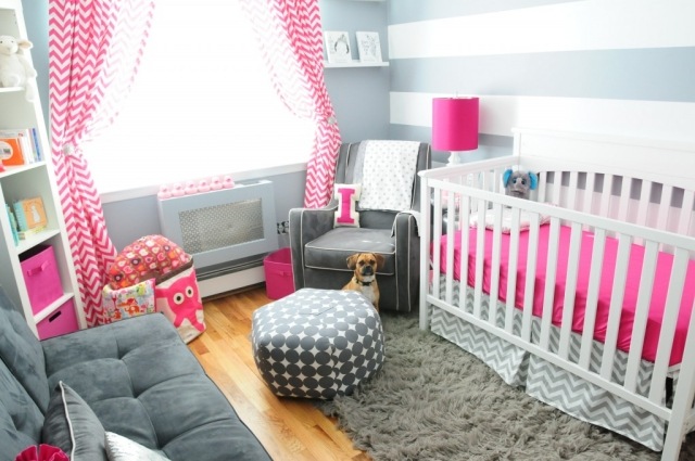 chambre-bébé-fille-rose-gris-matelas-rose-rideaux-rose-blanc-motifs-accents-gris chambre bébé fille