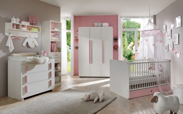 chambre-bébé-fille-rose-gris-mobilier-blanc-accents-roses-murs-gris-clair chambre bébé fille