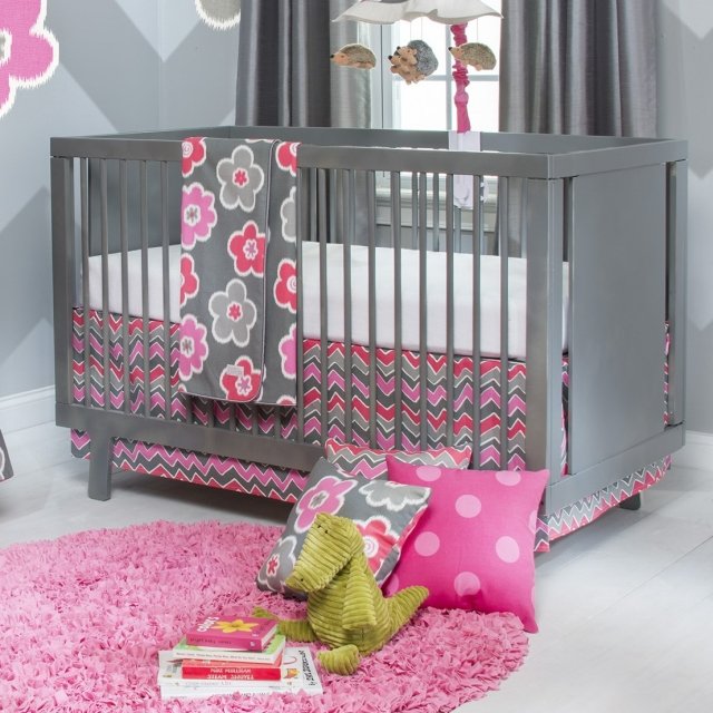 chambre-bébé-fille-rose-gris-motifs-floraux-gris-rose-tapis-rose