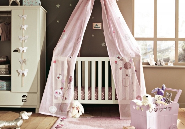 chambre-bébé-fille-rose-gris-mur-gris-foncé-rideaux-rose-tapis