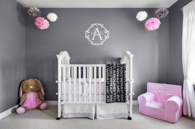 chambre-bébé-fille-rose-gris-murs-gris-accents-rose-fauteuil-lapin-peluche chambre bébé fille