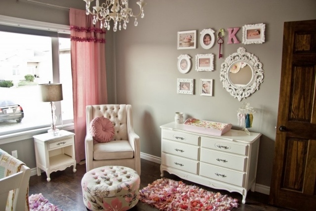 chambre-bébé-fille-rose-gris-murs-gris-clair-accents-décoratifs-rose chambre bébé fille