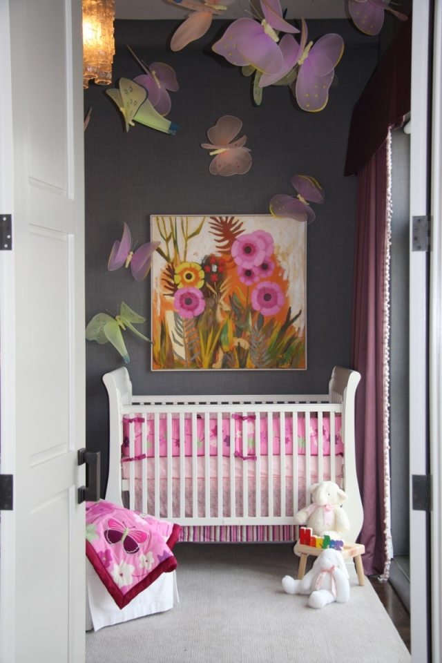 chambre-bébé-fille-rose-gris-murs-gris-matelas-rose-papillons-décoratifs chambre bébé fille