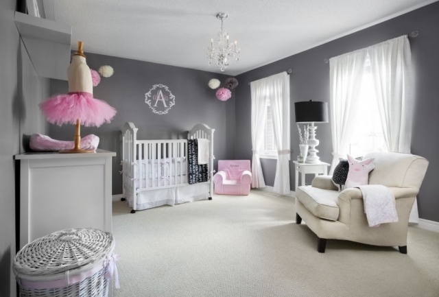 chambre-bébé-fille-rose-gris-murs-gris-mobilier-blanc-accents-roses chambre bébé fille