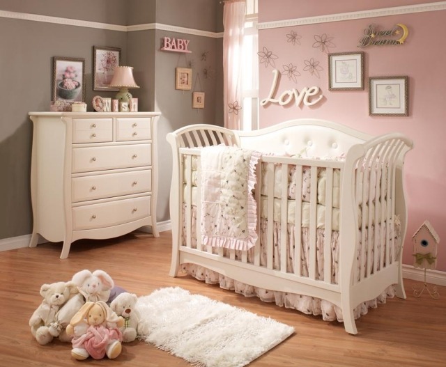 chambre-bébé-fille-rose-gris-murs-gris-rose-lit-bébé-blanc chambre bébé fille