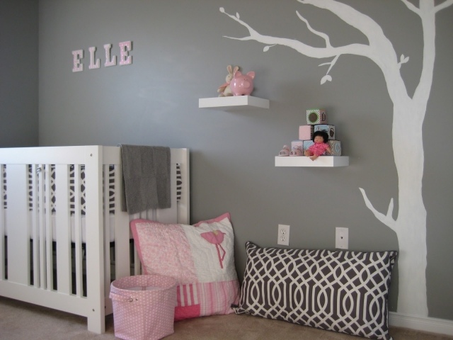chambre-bébé-fille-rose-gris-murs-gris-stickers-muraux-blancs-lit-bébé-blanc chambre bébé fille