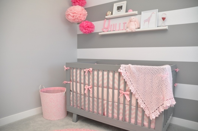 chambre-bébé-fille-rose-gris-papier-peint-rayures-gris-blanc-accents-roses v