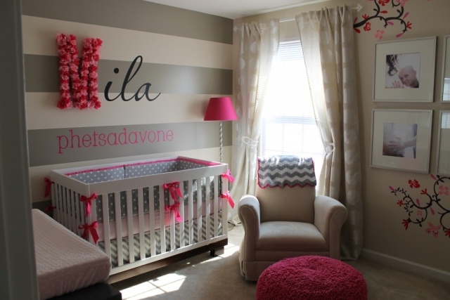 chambre-bébé-fille-rose-gris-papier-peint-rayures-gris-blanc-lampe-sol-rose-ottoman-rose chambre bébé fille