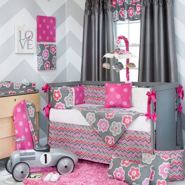 chambre-bébé-fille-rose-gris-rideaux-gris-literie-motifs-floraux-gris-roses chambre bébé fille