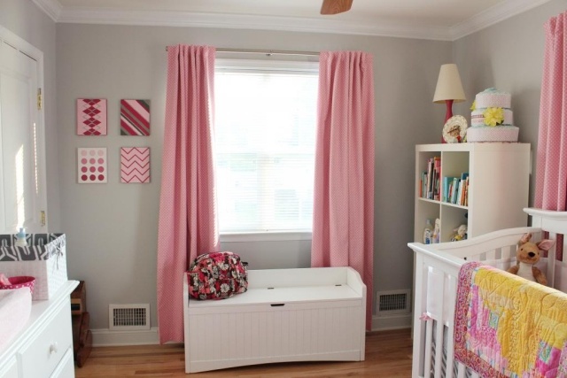 chambre-bébé-fille-rose-gris-rideaux-rose-clair-murs-gris-clair chambre bébé fille