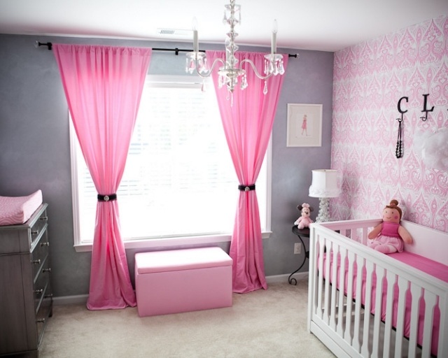 chambre-bébé-fille-rose-gris-rideaux-rose-mur-gris-lit-bébé-blanc chambre bébé fille