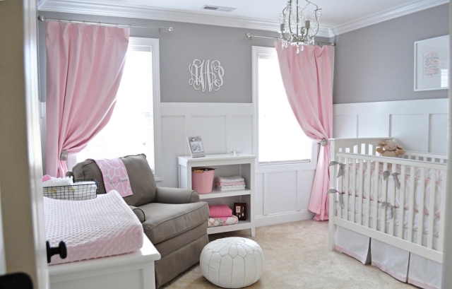 chambre-bébé-fille-rose-gris-rideaux-roses-murs-blanc-gris-fauteuil-gris chambre bébé fille