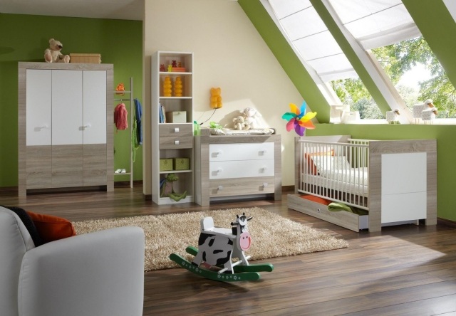 chambre-bébé-fille-vert-anis-pente-mobilier-bois-clair