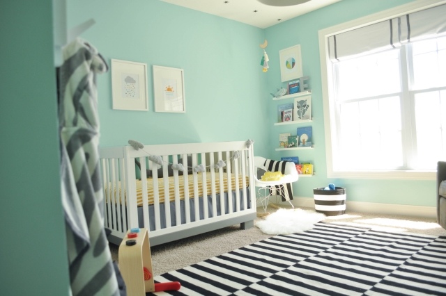 chambre-bébé-fille-vert-eau-murs-tapis-rayures-noires-blanches chambre bébé fille