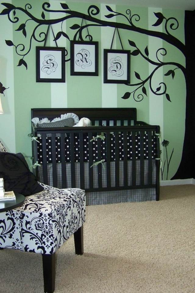 chambre-bébé-fille-vert-pâle-murs-stickers-luraux-arbre-marron chambre bébé fille
