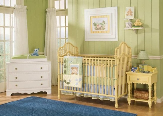 chambre-bébé-fille-vert-pâle-murs-tapis-bleu-accents-blancs chambre bébé fille