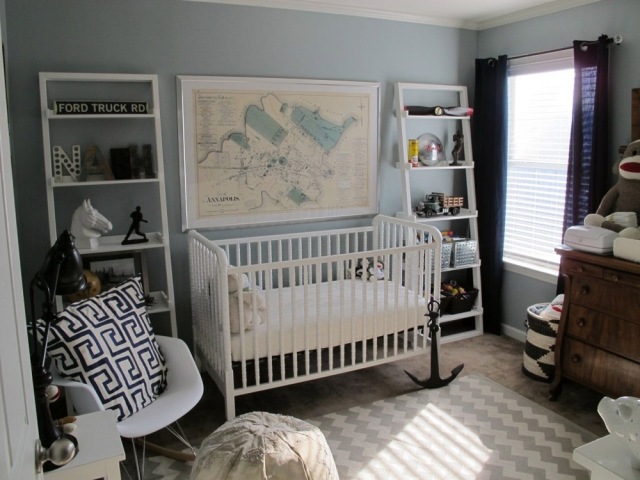 chambre-bébé-garçon-style-nautique-bleu-clair-ancre-carte-géographique  chambre bébé garçon