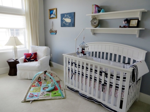 chambre-bébé-garçon-style-nautique-lit-bébé-blanc-motifs-bleu-foncé-nautiques chambre bébé garçon