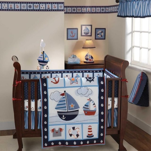 chambre-bébé-garçon-style-nautique-lit-bébé-bois-murs-blancs-motifs-nautiques chambre bébé garçon