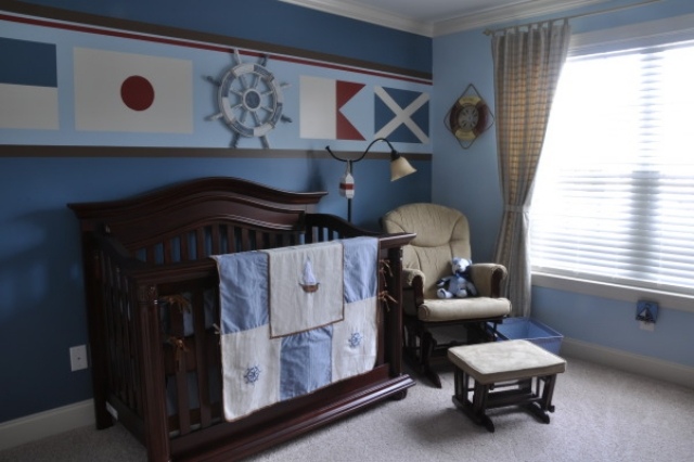 chambre-bébé-garçon-style-nautique-lit-bébé-bois-murs-bleu-clair-barre chambre bébé garçon