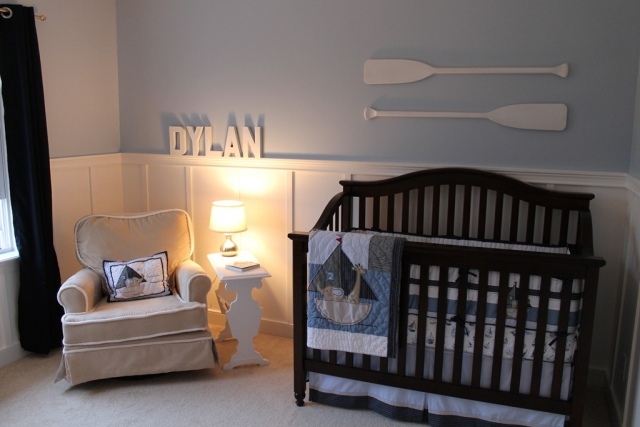 chambre-bébé-garçon-style-nautique-lit-bébé-bois-murs-bleu-clair-fauteuil-blanc-rames-blanches