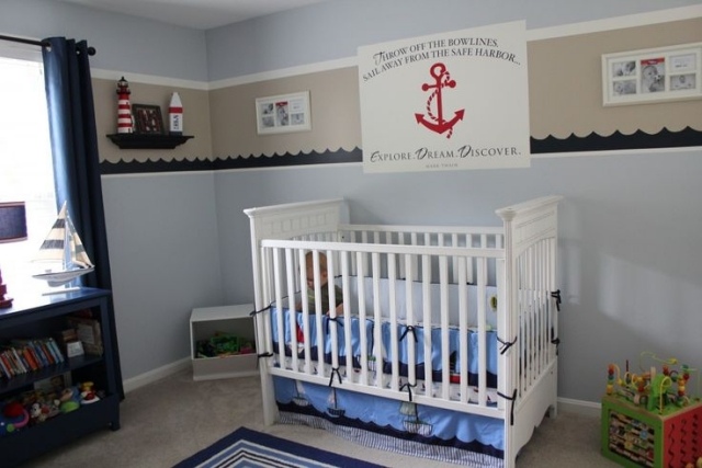 chambre-bébé-garçon-style-nautique-lit-bébé-rideaux-bleu-foncé-literie-bleu-claire chambre bébé garçon