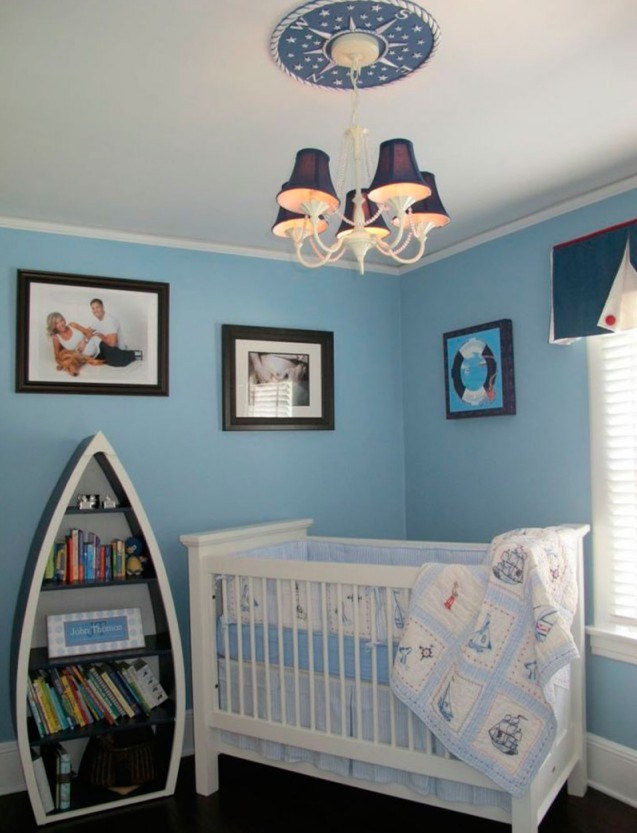 chambre-bébé-garçon-style-nautique-lustre-bleu-murs-bleu-clair-lit-bébé-blanc