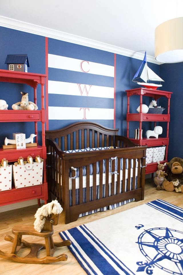 chambre-bébé-garçon-style-nautique-murs-bleu-blanc-accents-rouges-lit-bébé-bois