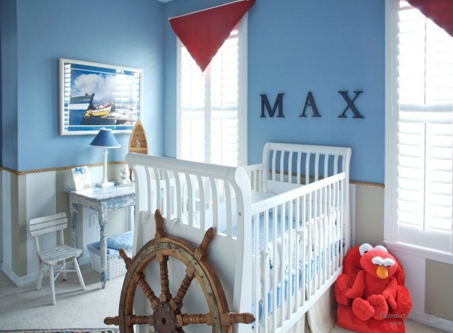 chambre-bébé-garçon-style-nautique-murs-bleu-clair-lit-bébé-blanc-barre chambre bébé garçon