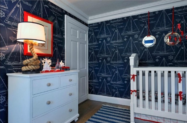 chambre-bébé-garçon-style-nautique-murs-bleu-foncé-motifs-voiliers chambre bébé garçon