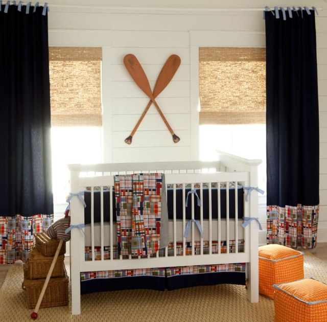 chambre-bébé-garçon-style-nautique-rames-bois-rideaux-bleu-foncé chambre bébé garçon